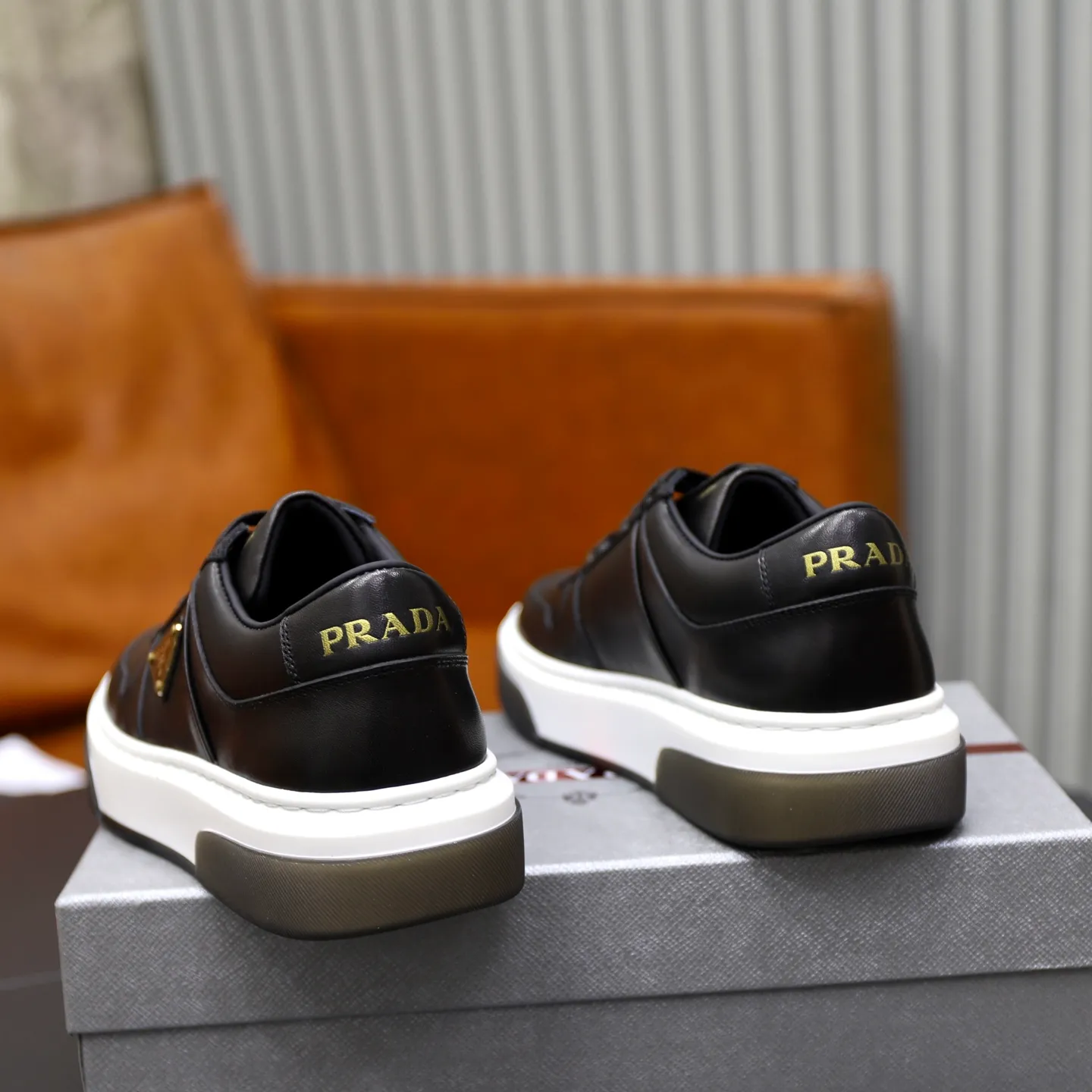 Factory price: 720💰Top original order Brand: PRADA (Prada) Standard code: Men's size 38/44 (45 can be customized) Grade: Same as the official website Material: Original cowhide stitching imported cowhide lining Original combination two-color wear-resistant soft outsole Style category: Leisure and sports version Young fashion European and American trend British style Color: Actual picture color